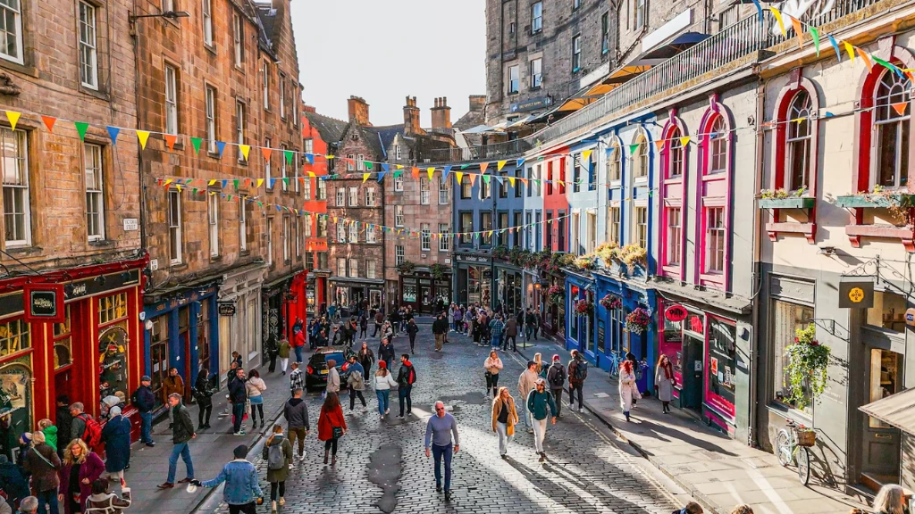 The Best Ways to Travel Around Edinburgh: A Comprehensive Guide for Visitors