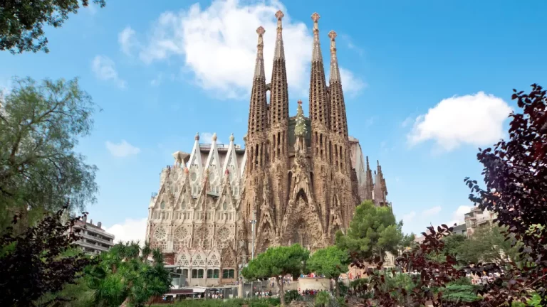 Experience the Marvel of Gaudí: Sagrada Familia Entry Ticket with Audio Guide in Barcelona