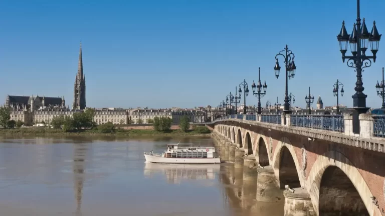 Navigate Bordeaux with ease!